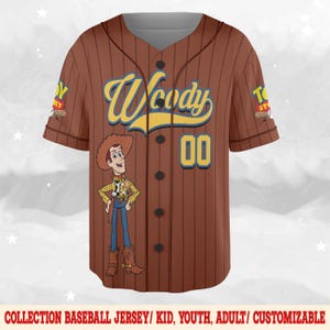 Puede incluir: Camiseta de b&eacute;isbol marr&oacute;n con rayas verticales, con el personaje Woody de Toy Story. La camiseta tiene el nombre "Woody" en escritura amarilla, el n&uacute;mero "00" y una imagen de dibujos animados de Woody. El texto "COLLECTION BASEBALL JERSEY/ KID, YOUTH, ADULT/ CUSTOMIZABLE" est&aacute; en la parte inferior.