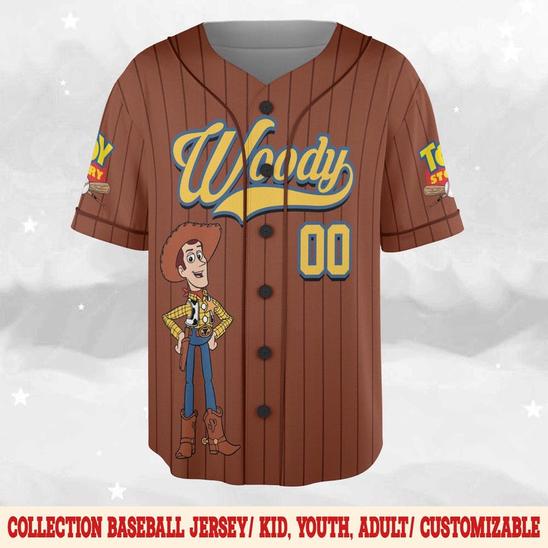 Puede incluir: Camiseta de b&eacute;isbol marr&oacute;n con rayas verticales, con el personaje Woody de Toy Story. La camiseta tiene el nombre "Woody" en escritura amarilla, el n&uacute;mero "00" y una imagen de dibujos animados de Woody. El texto "COLLECTION BASEBALL JERSEY/ KID, YOUTH, ADULT/ CUSTOMIZABLE" est&aacute; en la parte inferior.