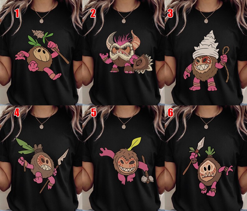 Puede incluir: Camisetas negras con personajes de dibujos animados. Los personajes tienen cabezas de coco y extremidades rosas. Cada dise&ntilde;o presenta un personaje &uacute;nico con accesorios como lanzas, garrotes y tocados. Las ilustraciones son coloridas y caprichosas.