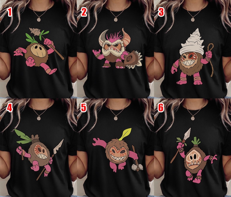 Puede incluir: Camisetas negras con varios dise&ntilde;os de monstruos de dibujos animados. Cada camiseta presenta una ilustraci&oacute;n de monstruo diferente en marr&oacute;n, rosa y blanco, sosteniendo armas o herramientas. Los dise&ntilde;os incluyen una criatura parecida a un coco y un monstruo con cuernos.