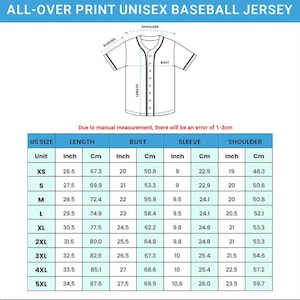 Puede incluir: Diagrama de una camiseta de b&eacute;isbol blanca con una tabla de tallas. La tabla muestra medidas en pulgadas y cent&iacute;metros para largo, busto, manga y hombro, de XS a 5XL. Texto: "ALL-OVER PRINT UNISEX BASEBALL JERSEY."