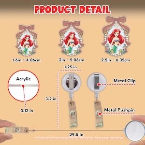 Op de afbeelding: De afbeelding toont drie acryl badge reels met een cartoon zeemeermin ontwerp. De grootste reel is 6,35 cm hoog. Elke reel heeft een metalen clip en pushpin, met een intrekbaar koord van 74,93 cm. De tekst 'PRODUCT DETAIL' staat bovenaan.