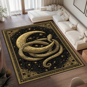 Può includere: Un tappeto rettangolare con un design dettagliato di un serpente dorato avvolto attorno a una luna crescente. Il tappeto ha uno sfondo nero con stelle dorate e bordi ornati, creando un'estetica mistica.