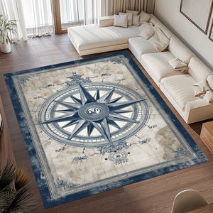 Può includere: Tappeto rettangolare con un design a rosa dei venti nautica in blu e beige. La bussola è al centro su uno sfondo a mappa, incorniciata da un bordo blu scuro. Il tappeto è adatto per l'arredamento della casa, misura circa 200 cm x 300 cm.