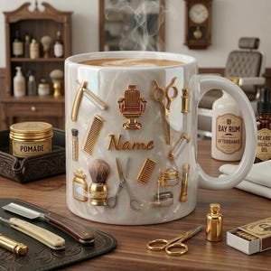 Puede incluir: Una taza de café blanca nacarada decorada con herramientas de barbero doradas, incluyendo tijeras, peines y una silla de barbero. La taza tiene la palabra "Name" en letras doradas. La taza contiene una taza de café humeante.