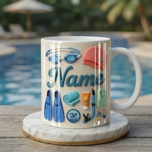 Puede incluir: Una taza de cerámica blanca con gráficos temáticos de natación, que incluyen gafas, un gorro de natación y aletas. La palabra "Name" está escrita en azul, en cursiva. La taza está sobre un posavasos de mármol con borde dorado.