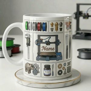 Könnte beinhalten: Weiße Keramiktasse mit Illustrationen von 3D-Druckwerkzeugen und -materialien. Die Tasse zeigt eine 3D-Drucker-Grafik mit dem Wort "Name" und verschiedene Spulen, Düsen und Komponenten. Die Tasse steht auf einem Marmoruntersetzer.
