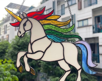 ステンドグラスのユニコーンサンキャッチャー：手作りのファンタジーな
