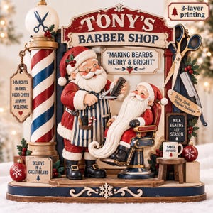Könnte beinhalten: Eine dekorative 3-Schichten-Druck-Dekoration von Tonys Barber Shop, die den Weihnachtsmann zeigt, wie er einen anderen Weihnachtsmann frisiert. Die Szene umfasst eine Barber-Stange, eine Schere, ein Rasiermesser und Schilder mit Text wie Making Beards Merry & Bright.