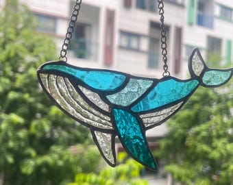 ステンドグラスのクジラのサンキャッチャー：手作りの海をイメージした