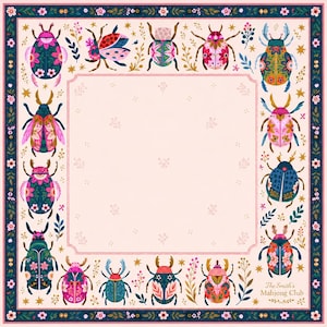 Könnte beinhalten: Ein quadratisches Textil mit einer Bordüre aus bunten, gemusterten Käfern und kleinen Blumenzweigen auf hellrosa Hintergrund. Der äußere Rand ist ein dunkelblauer Rahmen mit rosa Blüten. Der Text "The Smith's Mahjong Club" steht unten rechts.