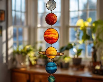 ステンドグラスの太陽系サンキャッチャー：手作りの天体モチーフの窓