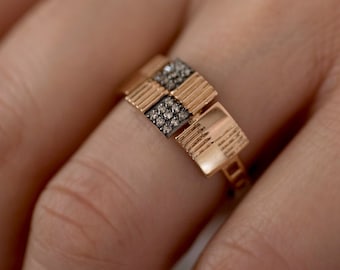 Anillo Art Déco de diamantes: Banda geométrica de oro con pavé.