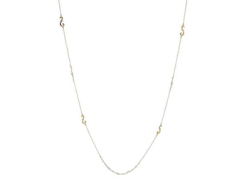 Puede incluir: Un collar de cadena de oro con una serie de peque&ntilde;os colgantes en forma de 'S' estilizados.