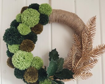 Handgemachter Grüner Pom-Pom-Kranz aus Wolle mit goldenen Details
