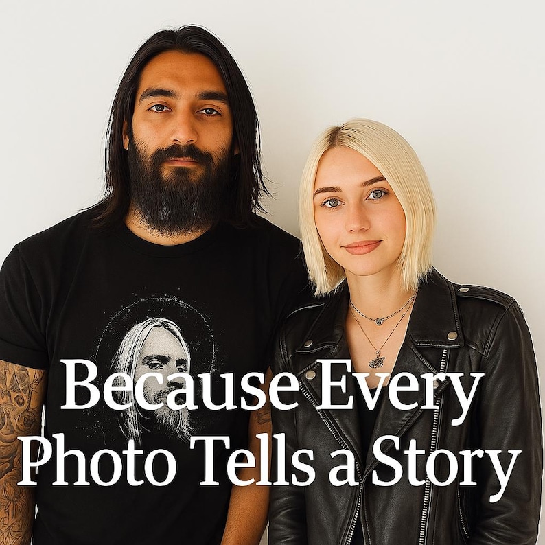 Op de afbeelding: Een man en een vrouw staan naast elkaar tegen een witte achtergrond. De man draagt een zwart t-shirt met een afbeelding, de vrouw een zwarte leren jas. De tekst "Because Every Photo Tells a Story" staat over de afbeelding.