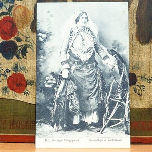 Costume national albanais 1900/Studio photographique Albanie/Carte postale ancienne originale/Pièce d'antiquité/Studio photo Marubbi/Bijoux fantaisie folkloriques