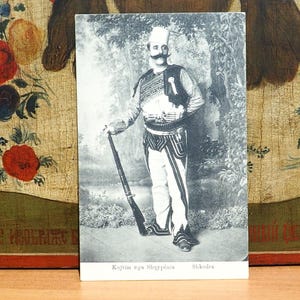 Costume national albanais 1900/Studio photographique Albanie/Carte postale ancienne originale/Pièce d'antiquité/Studio photo Marubbi/Bijoux fantaisie folkloriques