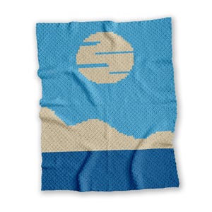 Puede incluir: Una manta de ganchillo con un diseño de paisaje. La manta tiene un cielo azul con un sol y nubes beige, y un mar azul. Hecha de hilo suave, perfecta para acurrucarse.
