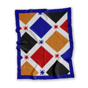 Puede incluir: Una manta de crochet hecha a mano con un diseño geométrico. El diseño incluye rombos en azul, negro, rojo y naranja, separados por líneas blancas. La manta tiene un borde azul y pequeños acentos de estrella roja.