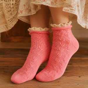 Wunderschöne gestrickte Rüschen Socken Muster Spitzensocken mit Rüschen Bündchen Damen Stricksocken Anleitung niedliche handgemachte Socken Design-Tutorial gemütlich