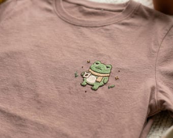 Camiseta bordada de rana, linda camiseta de algodón, estilo cottagecore, regalo de animales, acogedora, para amantes de la naturaleza, estética unisex, ligera, suave, prenda caprichosa.