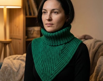 Pode incluir: Um gola de malha verde com textura canelada e design de gola alta. A gola é de um tom verde vibrante e é usada sobre uma blusa preta. A gola de malha é um acessório aconchegante.