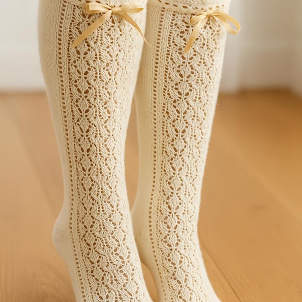Modèle de chaussettes hautes en tricot de dentelle d'inspiration vintage pour femmes, chaussettes longues féminines avec noeud, instructions détaillées, tutoriel PDF téléchargeable
