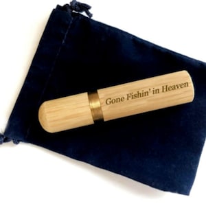 Urna de cremación de madera de sándalo natural grabada "Gone Fishin' in Heaven" / Tubo para esparcir cenizas, cabe en el bolsillo o la cartera, muy segura, cumple con las normas de la TSA