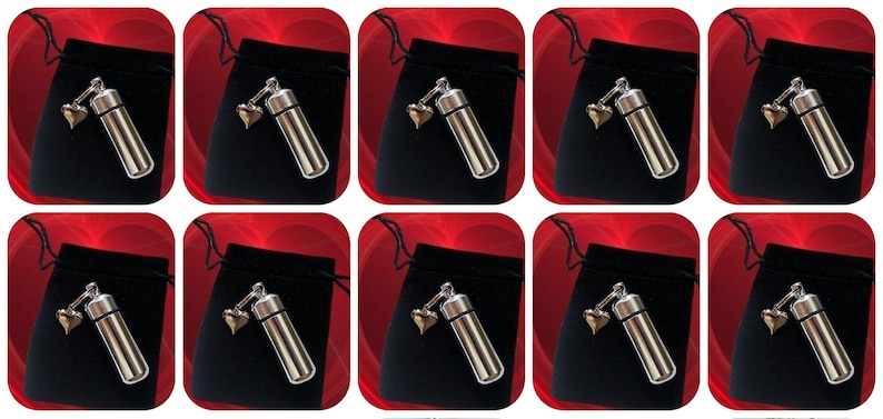 Pode incluir: Um pingente de urna funer&aacute;ria cil&iacute;ndrico em tom prateado com um pequeno berloque em forma de cora&ccedil;&atilde;o anexado. O pingente &eacute; exibido contra uma bolsa de veludo preta com cord&atilde;o, colocada sobre um fundo vermelho com um padr&atilde;o circular.