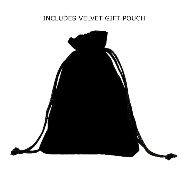 Pode incluir: Uma bolsa de veludo preto liso com cord&atilde;o e dois cord&otilde;es pretos correspondentes que se estendem do fecho superior. O texto INCLUDES VELVET GIFT POUCH est&aacute; impresso em letras mai&uacute;sculas pretas acima da bolsa, indicando que &eacute; uma bolsa.