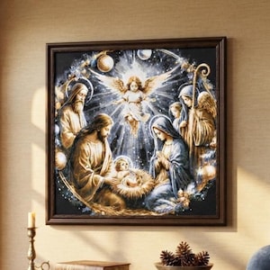 Könnte beinhalten: Ein gerahmter Wandkunstdruck, der eine Krippenszene mit einem zentralen Säugling in einer Krippe zeigt, umgeben von Figuren in Gewändern, einem Engel darüber und Himmelskörpern. Das Kunstwerk hat einen dunklen Hintergrund mit hellem, weißem Licht, das von der Mitte ausstrahlt, und ist in einem detaillierten, illustrativen Stil mit Gold- und Blautönen gehalten.