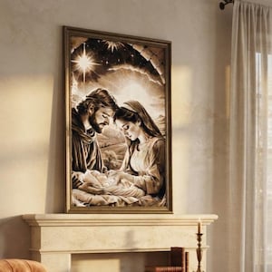 Op de afbeelding: Een ingelijste wandkunstprint in sepia-tinten met een kersttafereel van een man en een vrouw die naar een pasgeboren baby kijken. De achtergrond toont een heldere ster, een stenen boog en een landschap. Het kunstwerk zit in een donkere lijst.