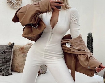 Fleece-lined jumpsuit,warm design with stylish comfortable fit, ideal for skiing trips and winter snow sports, perfect for cold-weather wear