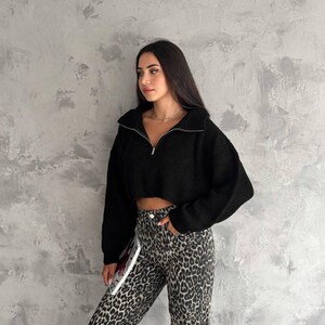 Oversized Knit Sweater – Soft and Cozy Fabric, Relaxed Fit with Drop Shoulders, Perfect for Everyday Casual and Effortless Style