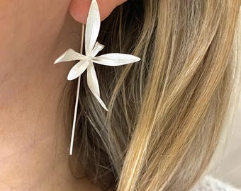 Orecchini a forma di fiore in argento, finitura opaca | Eleganza e leggerezza | Orecchini moderni in argento | Orecchini glitterati | Orecchini da donna in argento