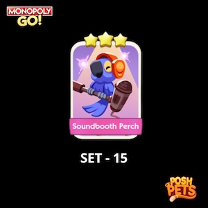 以下が含まれることがあります： オレンジ色のヘッドホンをつけ、マイクを持っている青いオウムのデジタルイラスト。画像には「Soundbooth Perch」と「SET - 15」のラベルがあり、Monopoly Go!とPosh Petsのロゴが付いています。