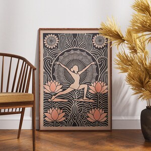 Póster de yoga vintage, arte de pose de guerrero grabado en linóleo, decoración de pared con flor de loto, ilustración zen retro, impresión de meditación bohemia, regalo único de atención plena
