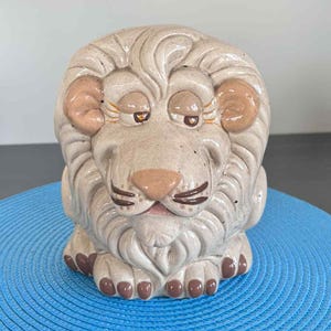 Vintage Ceramic Lion Head Wall Pocket Planter, Beige and Brown Glaze Animal Pot with Detailed Mane, Retro Zoo Safari Home Décor
