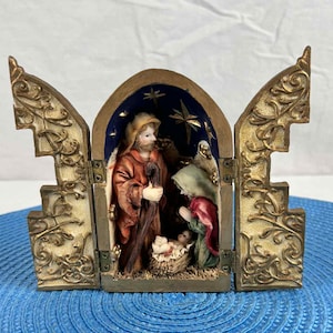 Miniaturowa szopka bożonarodzeniowa w pozłacanej kapliczce – figurka religijna z tryptykiem 5x3x2 z zawiasami i wizerunkiem Świętej Rodziny