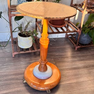 Mesa auxiliar vintage con pedestal, base ornamentada y tablero de madera - Mesa auxiliar de 56 cm de alto con patas - Pieza de decoración ecléctica bohemia de 35 cm de diámetro.