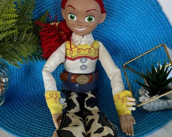 Bambola vintage Disney Pixar Jessie del 2005 tratta da Toy Story – Corpo morbido, capelli di lana rossi, vestito da cowgirl, esclusiva Disney Store, da collezione.