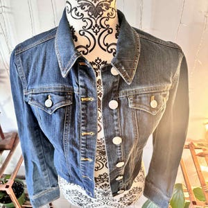 DKNY Jeans Small Y2K Jeansjacka, Klassisk mörktvättad jeansjacka med logotypknappar, Beskuren figurnära streetwear från tidigt 2000-tal