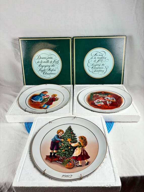 Set dekorativer Avon-Weihnachtsteller aus den Jahren 1982–1984 aus Vintage- Porzellan mit Goldrand, Serie „Weihnachtserinnerungen“