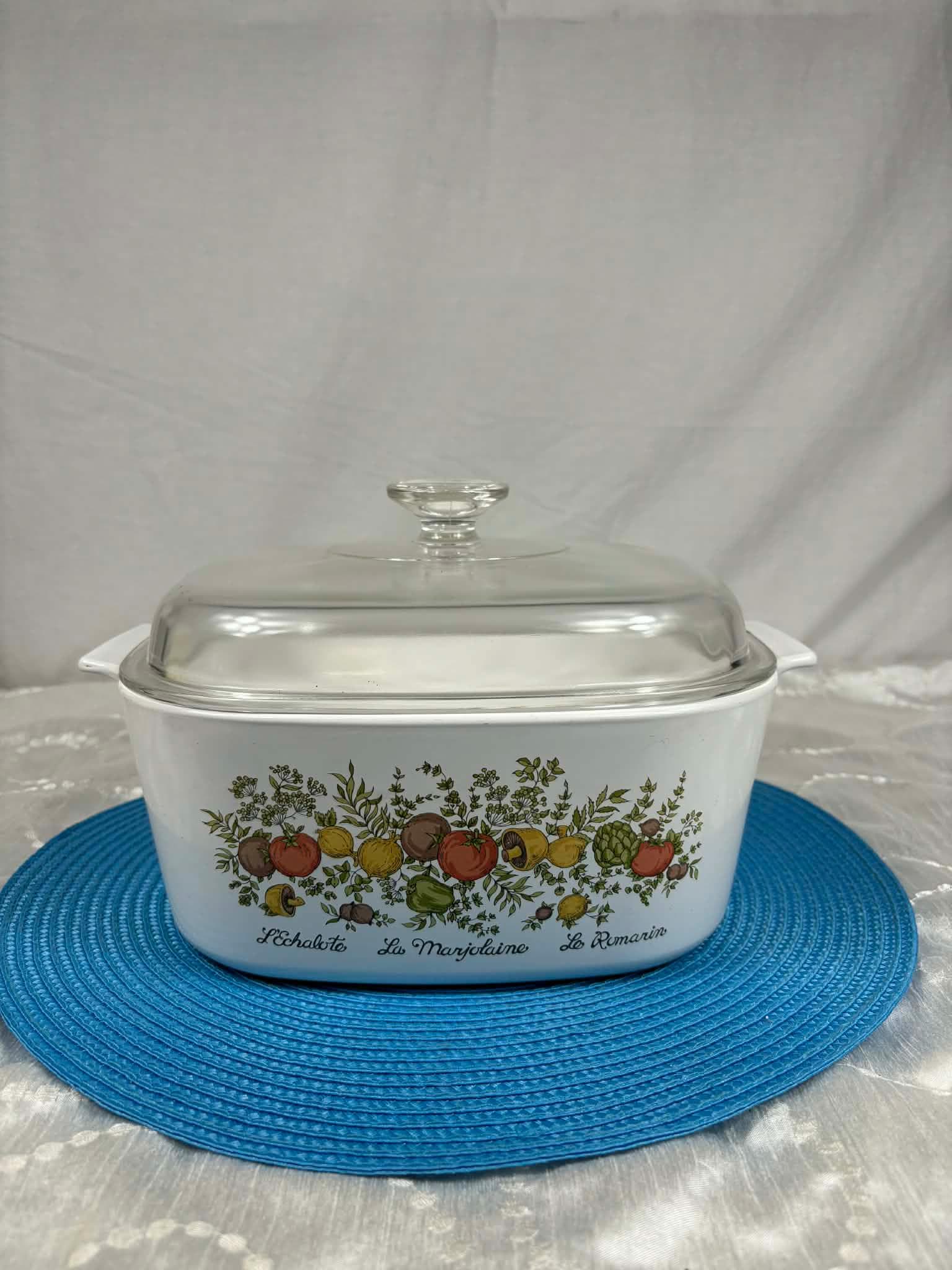 Vintage Corning Ware 5L Dish With Glass Lid Featuring a Vegetable