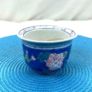 Vintage-Keramiktopf im asiatischen Stil, blau und rosa, handbemalt mit Blumen, ausgestelltem Rand, antikem orientalischem Dekor, signiert