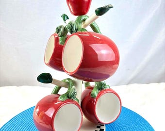 Set van 4 appelbekers op een vintage standaard, rode keukenstandaard met kitscherige fruitdecoratie