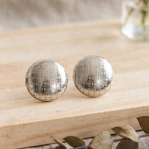 Vintage Silver Clip-On Earrings – Bold Round Dome with Hammered Texture – 80s Statement Jewelry – Classic Retro Metal Look
