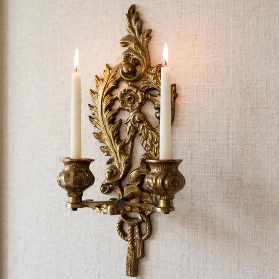 Vintage Wandleuchte, vergoldeter Kerzenständer aus Metall, Barock-Rokoko-Stil, zweiarmig, florales Blattwerk, antiker Wandkerzenhalter, romantische Dekoration