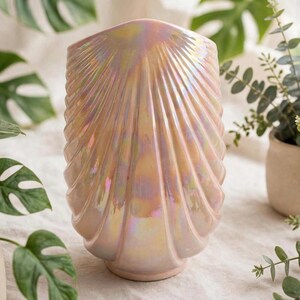Handgefertigte, irisierende Vintage-Vase in Muschelform aus kanadischer rosa Perlmuttkeramik – Wohnaccessoire